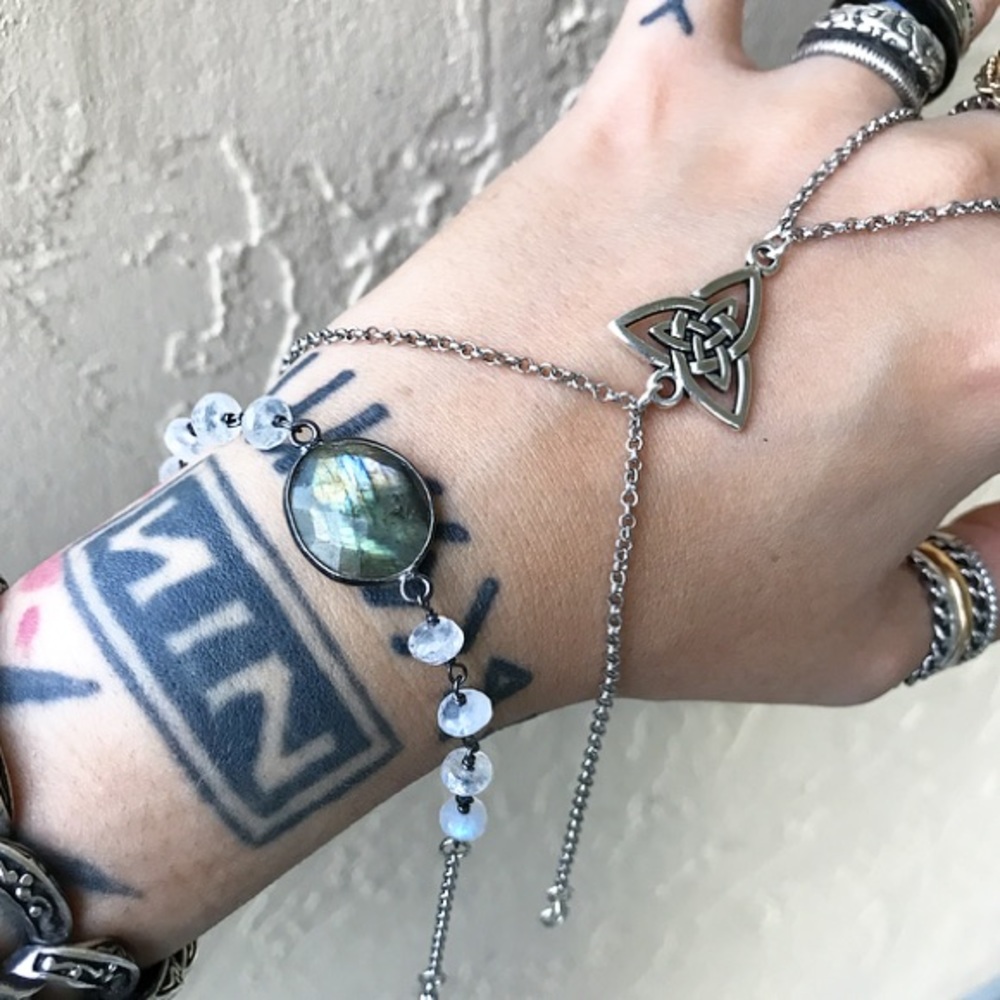 Moonstone & labradorite celtic knot hand bracelet - Picture 2 of 8